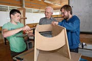 Schulleiter Bruno Krucker (Mitte) legt Wert darauf, dass künftige Meister wie Rico Steiner (links) und Josef Portmann auch das solide Handwerk beherrschen. (Bilder: Romano Cuonz (Bürgenstock, 5. April 2019))
