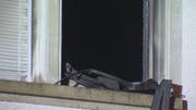 Blick auf ein beschädigtes Fenster. (Bild: BRK News)