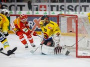 SCB-Goalie Leonardo Genoni (rechts) trifft im Playoff-Final auf seinen künftigen Arbeitgeber EV Zug (Bild: KEYSTONE/PETER KLAUNZER)