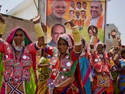 Wahlkampf mit verschiedensten Mitteln: Anhängerinnen der indischen Bharatiya Janata Party (BJP) von Premier Narendra Modi tanzen an einer Veranstaltung in Hyderabad. (Bild: KEYSTONE/AP/MAHESH KUMAR A.)