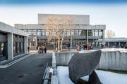 Mit ihrem Druck auf die Institute, Aufträge zu akquirieren, zwinge die HSG die Institute zur Übernahme problematischer Aufträge, so SP und Grüne. (Bild: Hanspeter Schiess)