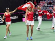 Ohne Belinda Bencic (li.), mit Timea Bacsinszky: Das Schweizer Fed-Cup-Team muss nächste Woche ersatzgeschwächt in die USA reisen (Bild: KEYSTONE/ANTHONY ANEX)