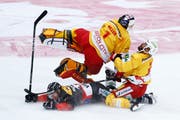 Berns Tristan Scherwey, unten links, prallt vor dem Tor zum 2-0 mit Biels Torhüter Jonas Hiller und Robbie Earl zusammen. (Bild: Keystone/Peter Klaunzer)