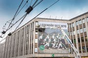 Seit Dienstag prangen St. Gallens Meisterspieler von 1904 auf der Fassade der Kantonalbank. (Bild: Urs Bucher)