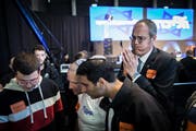 Likud-Anhänger hoffen in den Minuten der ersten Prognosen auf möglichst viele Stimmen für das rechte Lager Netanjahus. (Bild: Oliver Weiken/Keystone, Tel Aviv, 9. April 2019)