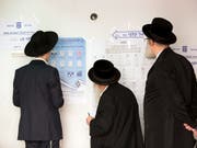 Letztes Studium vor dem Wahlakt: Ultra-orthodoxe Juden in einem Stimmlokal in Bnei Brak, Israel. (Bild: KEYSTONE/AP/ODED BALILTY)