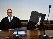 Muss auch nach der Verbüssung der Strafe hinter Gitter bleiben: Der verurteilte Schweizer mit seinem Anwalt Robert Phleps (links) beim Prozess in Freiburg. (Bild: KEYSTONE/dpa/PATRICK SEEGER)