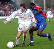 Das ist schon eine Weile her: Christian Schwegler im Duell mit dem damaligen Basler Hervé Tum. (Bild: Peter Appius (Luzern, 17. November 2002))