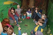 Isabelle Affentranger, Animatorin Pandamobil beim WWF Schweiz, mit Kindern der Unterstufe A der Schule Stalden im Inneren des Pandamobils. (Bild: Primus Camenzind (Stalden, 8. April 2019))