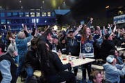 Vor zwei Jahren fanden sich bis zu 3000 Personen zum Public Viewing auf dem Zuger Arenaplatz ein. (Bild: Werner Schelbert, 13. April 2017)