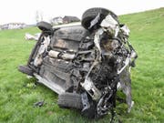 Am Montagabend ist ein Autofahrer mit seinem Wagen auf der Autobahn von der Fahrbahn abgekommen. Der Wagen überschlug sich, der Fahrer wurde unbestimmt verletzt. (Bild: Kapo SG)