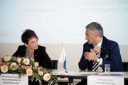 Nidwalden und Luzern sind beim Zusammenschluss ihrer Spitäler schon weit: Im November unterzeichneten Gesundheitsdirektorin Michèle Blöchliger und ihr Luzerner Amtskollege Guido Graf den Aktienkaufvertrag. Gehört Obwalden bald auch dazu? (Bild: Corinne Glanzmann (Stans))