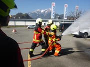 Die angehenden Feuerwehrleute in Aktion. (Bild: PD)