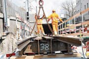 Die Hilfsbrücke über dem Schluchenbach wird eingebaut. (Bild: Matthias Piazza, Hergiswil, 9. April 2019)