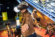 Eine Person testet das Virtual-Reality-Velo aus (Bild: PD)
