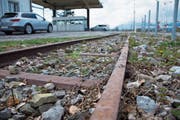Weil das Gleis des Rheinbähnli beim Kriessner Zoll über die Strasse führt, muss es weichen. (Bild: Kurt Latzer)