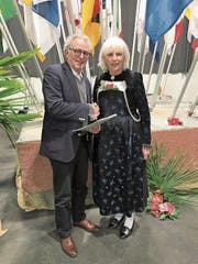 Erich Herger, Präsident Haus der Volksmusik, und VSV-Präsidentin Ursula Haller besiegeln die zukünftige Zusammenarbeit. (Bild: PD)