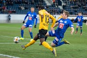 Stets mit vollem Einsatz: Christian Schwegler (rechts) gegen Nicolas Ngamaleu von den Young Boys. (Bild: Claudio de Capitani/Freshfocus (Luzern, 6. März 2019))