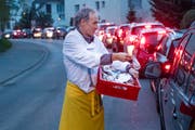 Daniel Kronenberg verteilt früh morgens den im Stau stehenden Autofahrern Brötli und Kaffeebons. (Bild: Boris Bürgisser, Eschenbach, 9. April 2019)