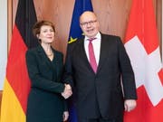 Bundesrätin Simonetta Sommaruga und Peter Altmaier, der deutsche Bundesminister für Wirtschaft und Energie, in Berlin. (Bild: Keystone/EPA/HAYOUNG JEON)