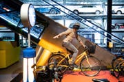 Eine Person testet das Virtual-Reality-Velo aus (Bild: PD)