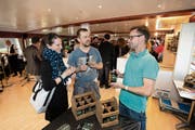 Tobias Frei von der Braurei Eisbock in Zug (rechts) erklärt die Machart seines Craft-Biers. (Bild: Roger Zbinden, Zug, 14. April 2018)