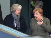 Letzte Gespräche vor dem EU-Gipfel am Mittwoch: Die britische Premierministerin Theresa May (Links) diskutiert in Berlin mit der deutschen Kanzlerin Angela Merkel. (Bild: KEYSTONE/AP/MICHAEL SOHN)