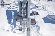 Die Schneehüenerstock-Gondelbahn anlässlich der offiziellen Eröffnung der Skiarena Andermatt Sedrun. Bild: Urs Flüeler/Keystone (14. Dezember 2018)