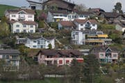 Ein Quartier mit Einfamilienhäusern in Adligenswil. Bild: Boris Bürgisser (9. April 2019)