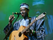 Der afrikanische Sänger und Wahl-Dresdner Ezé Wendtoin sorgt mit seinem Cover von Konstantin Weckers «Sage Nein!» für Furore im Internet. (Bild: Keystone/DPA-Zentralbild/BRITTA PEDERSEN)