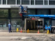 Vor der Credit Suisse ist bereits ein Reinigungsdienst damit beschäftigt, die Farbe vom Gebäude zu entfernen. (Bild: Alexandra Pavlovic)