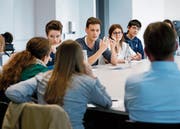 Vier von vielen: Mara Labud, Tim Kilchsperger, Julia Küng und Rahul Steiger (von links) diskutierten auf Einladung der CVP mit Vertretern der Partei die Anliegen der «Klima-Jugend». Bild: Stefan Kaiser (Zug, 30. April 2019)