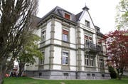 «Gemeindehaus» prangt noch immer in grossen Lettern an der Fassade der Fabrikantenvilla. Diese Beschriftung wird bleiben.(Bilder: Philipp Stutz)