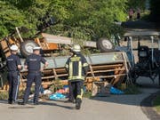 Zwei Dutzend Menschen fuhren mit: Die beiden Anhänger des Traktorunfalls waren mit Festbänken und Tischen bestückt. (Bild: Stefan Rossmann/dpa)