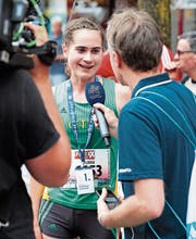 Livestream-Reporter René Wicki beim Interview mit der Ufhuserin Flavia Stutz. (Bild: PD/Verein Luzerner Stadtlauf)