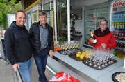 Sind schon völlig miteinander vertraut. Bruno Frei (designierter Präsident), Ernst Bosshard (ehemaliger Präsident) und Manuela Müller (neue Kioskpächterin), von links, freuen sich auf das kommende Badewetter mit möglichst vielen Besuchern.
