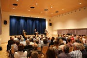 Vor vollen Reihen: Caroline Bartholet (links) und Christoph Koenig (rechts) stellten sich den Fragen des Publikums. (Bilder: Tobias Söldi)