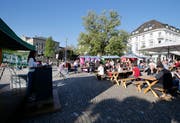 Die Besucher freuten sich über das sonnige Wetter an der 1.-Mai-Feier auf dem Landsgemeindeplatz. (Bild: Stefan Kaiser, Zug, 1. Mai 2019)
