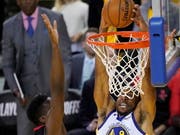 Clint Capela (links/dunkel) kann den Slam-Dunk von Andre Iguodala (Golden State Warriors) nicht verhindern. (Bild: KEYSTONE/EPA/JOHN G. MABANGLO)