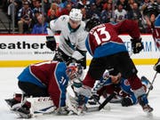Timo Meier (in weiss) von den San Jose Sharks beschäftigt Colorados Goalie Philipp Grubauer und die gesamte Hintermannschaft der Avalanche. (Bild: KEYSTONE/AP/DAVID ZALUBOWSKI)