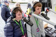 Hochkonzentriert: Melanie Egger und Kevin Schaumlechner an ihrem ersten Sendetag. (Bild: André A. Niederberger, Stans, 30. April 2019)