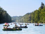 Der Bundesrat hebt die Promillegrenze für Gummibootfahrer auf Anfang 2020 auf. Die Nachricht dürfte viele Gummiböötler auf der Aare freuen. (Bild: KEYSTONE/ANTHONY ANEX)