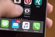 Das Threema-App auf dem Display eines Smartphones. (Bild: Keystone/Christian Beutler)