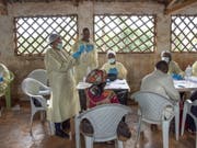 Ein WHO-Impfteam in der Stadt in Butembo, wo vergangene Woche wurde ein Arzt der Uno-Organisation getötet wurde. Im Osten des Kongos haben bereits knapp 110'000 Menschen einen experimentellen Ebola-Impfstoff erhalten. (Bild: KEYSTONE/EPA WHO/LINDSAY MACKENZIE / WHO HANDOUT)
