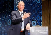 Eric Schmidt an einer Pressekonferenz in der südkoreanischen Hauptstadt Seoul. Bild: Lee Jin-man/AP (8. März 2016)