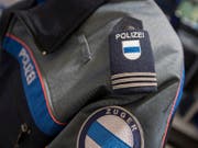 Die Zuger Kriminalpolizei klärt den Fall einer Schlägerei am Bahnhof Zug. (Bild: KEYSTONE/URS FLUEELER)