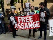 Demonstranten forderten vor dem Gerichtsgebäude die Freilassung von Assange. (Bild: KEYSTONE/AP/MATT DUNHAM)