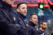Sie bleiben beim EVZ: Die Assistenztrainer Josh Holden (links) und Stefan Hedlund. (Bild: Andy Müller / Freshfocus, Zug, 18. August 2018)