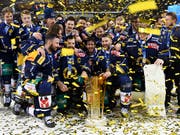Letztlich vergeblicher Jubel: Die Spieler der SC Langenthal feiern ihren Titel in der Swiss League. Letztlich verzichtete die Klubführung aber auf das Bestreiten der Ligaqualifikation gegen den Letzten der National League, Rapperswil-Jona (Bild: KEYSTONE/MARCEL BIERI)