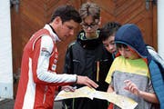 Martin Hubmann erklärt den Teilnehmern auf der Karte, welche Route die schnellste ist. (Bild: Andreas Taverner)